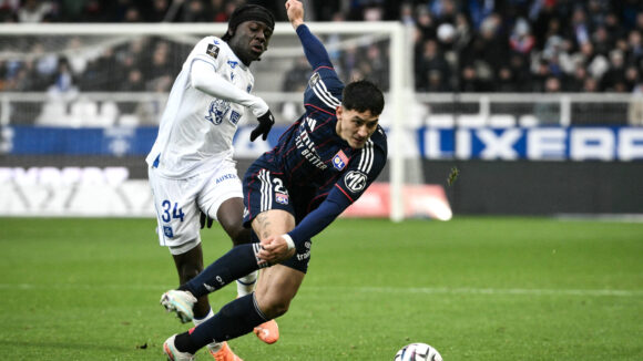 Martin Satriano (OL) face à Rudy Matondo (Auxerre)