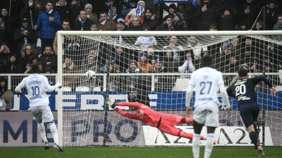 Dominik Greif arrête le penalty lors d'Auxerre - OL