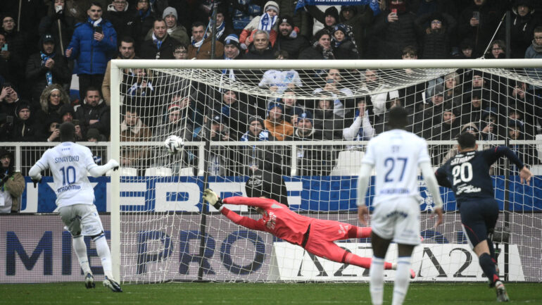 Dominik Greif arrête le penalty lors d'Auxerre - OL