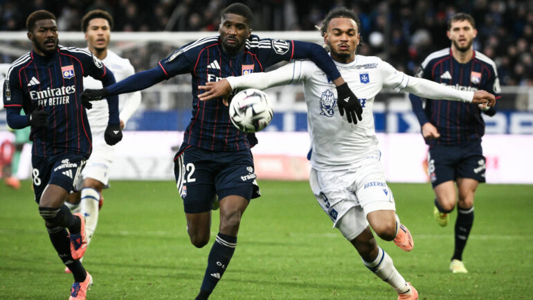 Clinton Mata lors d'Auxerre - OL