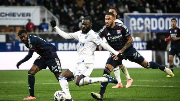 Lassine Sinayoko (Auxerre) face à Corentin Tolisso et Ainsley Maitland-Niles (OL)