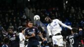 Corentin Tolisso au duel avec Sinayoko lors d'Auxerre - OL
