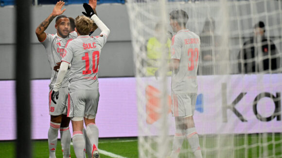 Corentin Tolisso remerciant Pavel Sulc lors de Maccabi Tel Aviv - OL