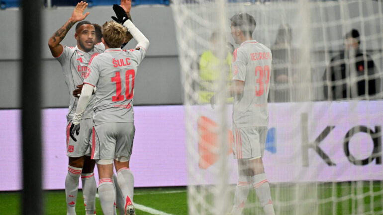 Corentin Tolisso remerciant Pavel Sulc lors de Maccabi Tel Aviv - OL