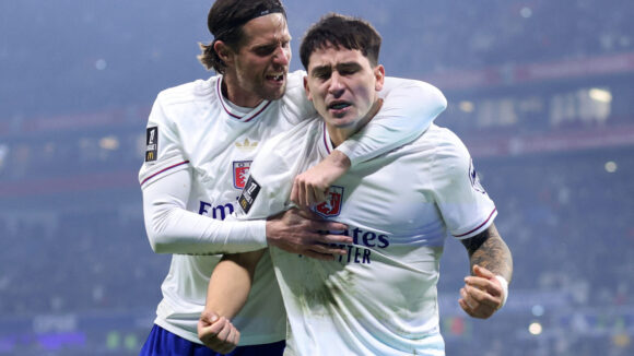 Martin Satriano et Hans Hateboer lors d'OL - Nantes