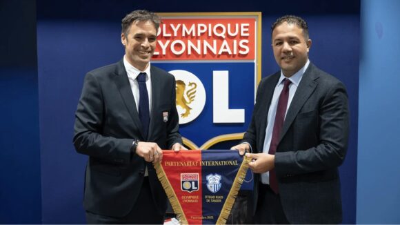 Michael Gerlinger, directeur général de l'OL, et Nasroallahi El Guartit, président de l’Ittihad Riadi de Tanger