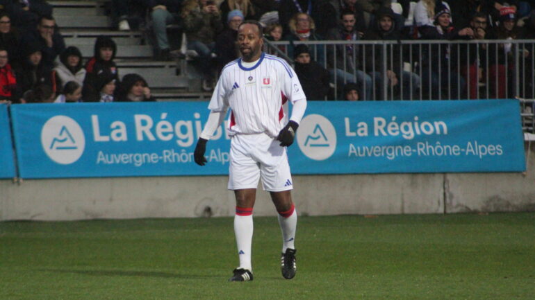 Sidney Govou avec l'OL Légendes