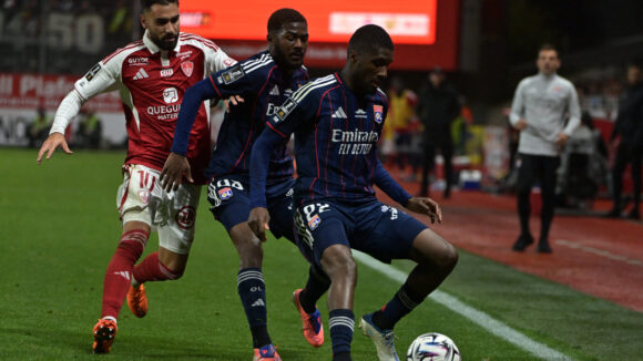 Maitland-Niles et Mata devant Del Castillo (Brest)