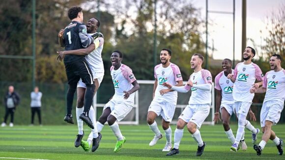 Mehdi Chakri félicité par ses coéquipiers du FC Saint-Cyr Collonges
