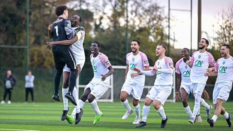 Mehdi Chakri félicité par ses coéquipiers du FC Saint-Cyr Collonges