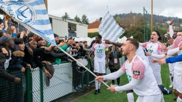 Les joueurs du FC Saint-Cyr Collonges fêtant leur qualification