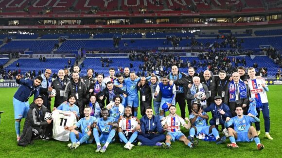 Les joueurs et le staff du FC Saint-Cyr Collonges au Parc OL