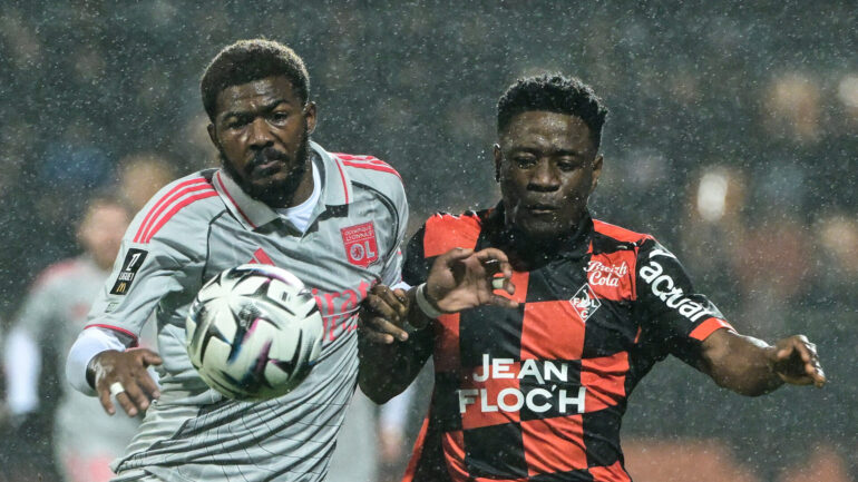 Ainsley Maitland-Niles lors de Lorient - OL