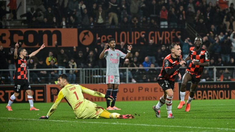 Pablo Pagis crucifie Dominik Greif lors de Lorient - OL