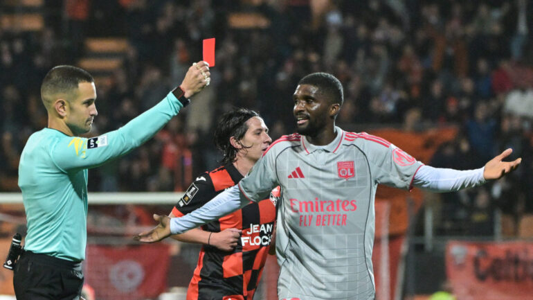 Clinton Mata incrédule face au rouge sorti par Mr Vernice lors de Lorient - OL