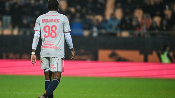 Ainsley Maitland-Niles après son rouge lors de Lorient - OL