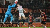 Martin Satriano lors de Lorient - OL