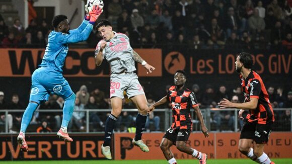 Martin Satriano lors de Lorient - OL