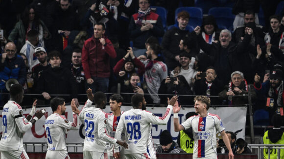 Les joueurs de l'OL félicitent Pavel Sulc après son but contre Go Ahead Eagles