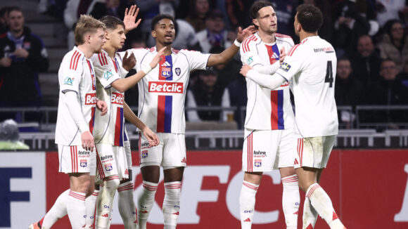 Les joueurs de l'OL félicitent Abner