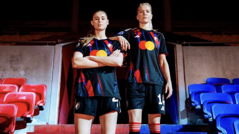 Ada Hegerberg et Jule Brand avec le nouveau maillot de l'OL Lyonnes