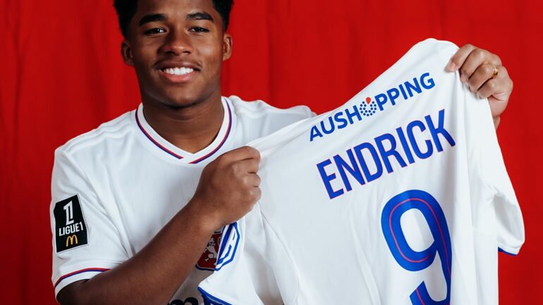 Endrick portera le 9 sous le maillot de l'OL (@OL)