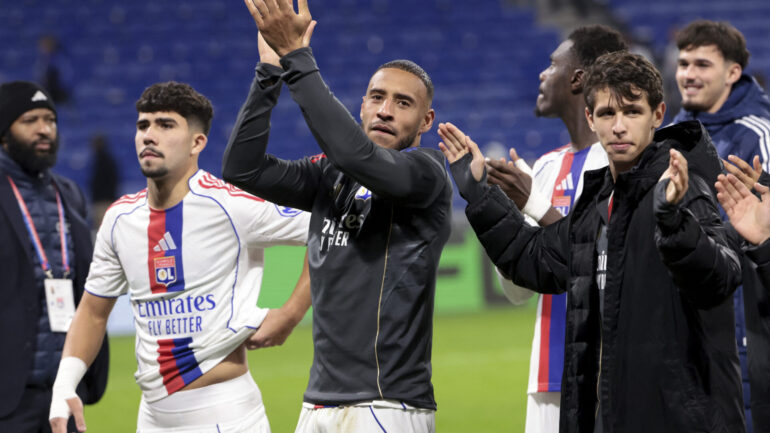 Khalis Merah avec Corentin Tolisso après OL - Go Ahead Eagle