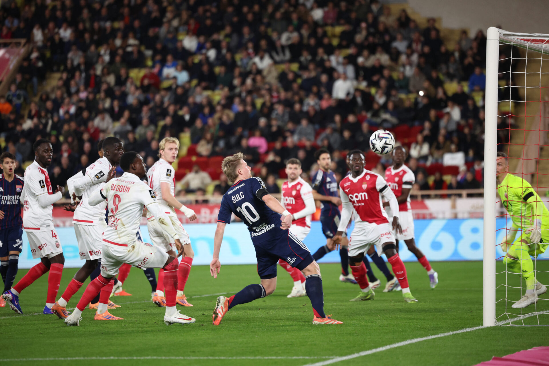 Solide en 2e période, l'OL l'emporte à Monaco (1-3)