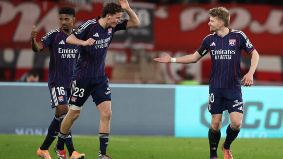 Tyler Morton félicite Pavel Sulc après son but lors de Monaco - OL