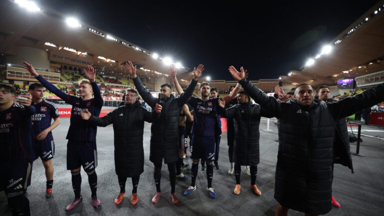 Les joueurs de l'OL célèbrent leur victoire à Monaco
