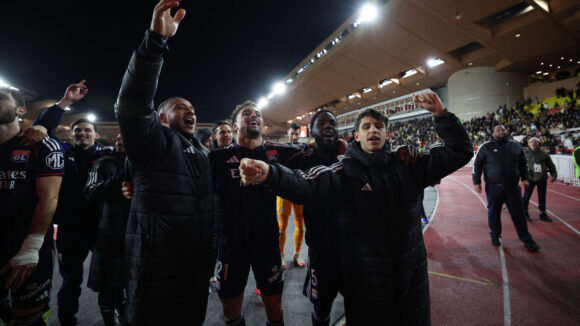 Les joueurs de l'OL célèbrent leur victoire à Monaco