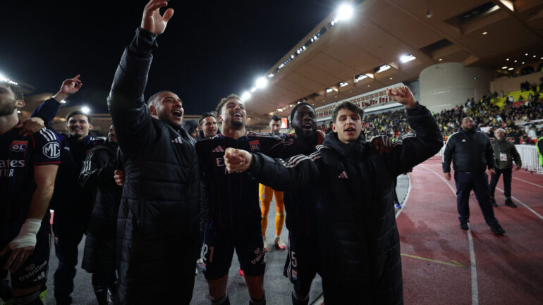 Les joueurs de l'OL célèbrent leur victoire à Monaco