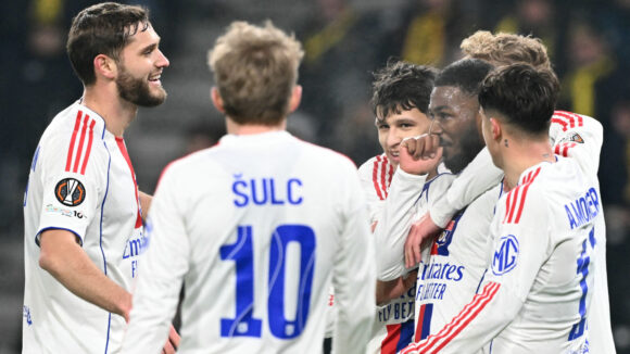 Les joueurs de l'OL célèbrent un but de Maitland-Niles