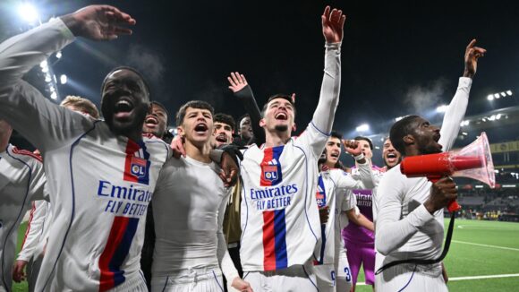 Les joueurs de l'OL célèbrent la qualification à Berne