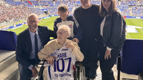 Marie-Louise Guichard lors de sa venue au stade pour OL - Lens