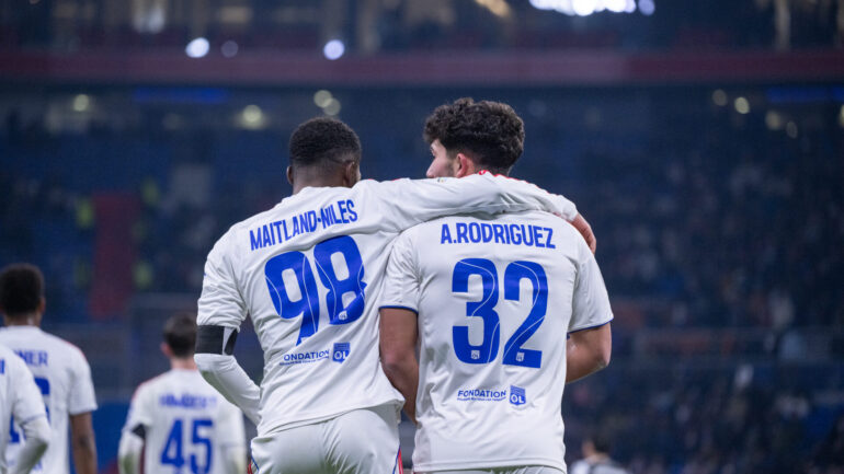 Alejandro Gomes Rodriguez félicité par Moussa Niakhaté lors d'OL - PAOK