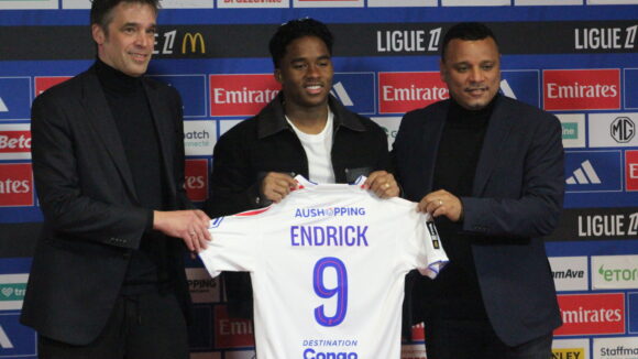 Endrick avec Matthieu Louis-Jean et Michael Gerlinger lors de sa présentation à l'OL