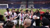 Les joueurs de l'OL célébrant avec les supporters après la victoire contre le PAOK
