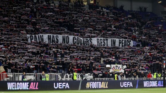 La banderole déployée par les Bad Gones en hommage aux supporters décédés du PAOK