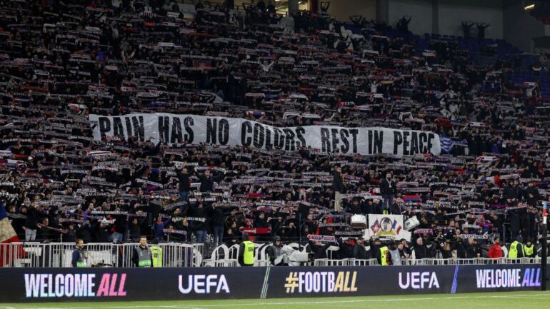 La banderole déployée par les Bad Gones en hommage aux supporters décédés du PAOK