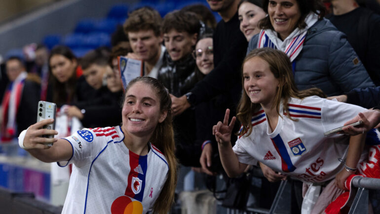 Inès Benyahia avec les supporters d'OL Lyonnes
