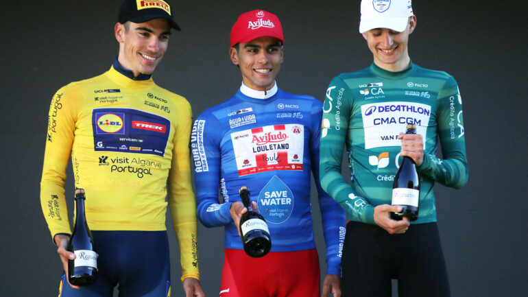 Paul Seixas à droite avec le maillot du classement des points au Tour de l'Algarve