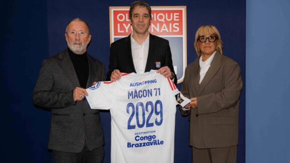 Alain et Isabelle Griezmann avec Michael Gerlinger pour la signature du partenariat OL - Mâcon 71