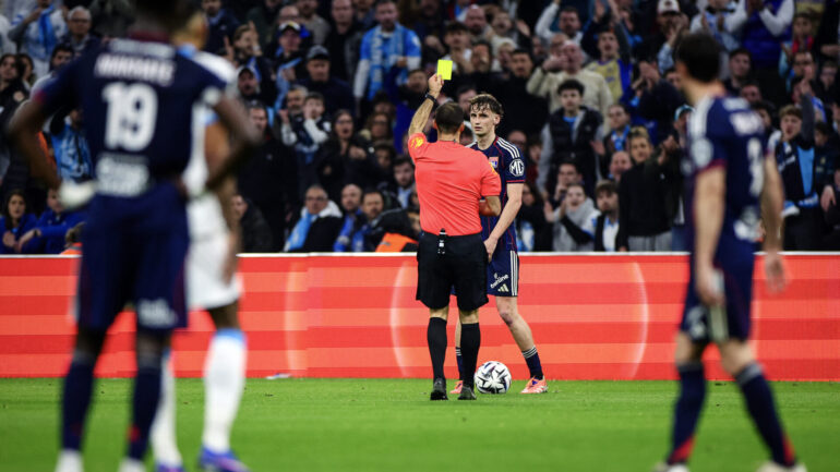 Tyler Morton averti par Jérôme Brisard lors d'OM - OL