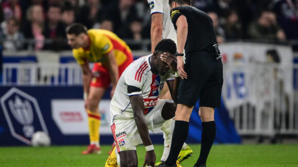 Moussa Niakhaté après une décision de Benoit Bastien lors d'OL - Lens