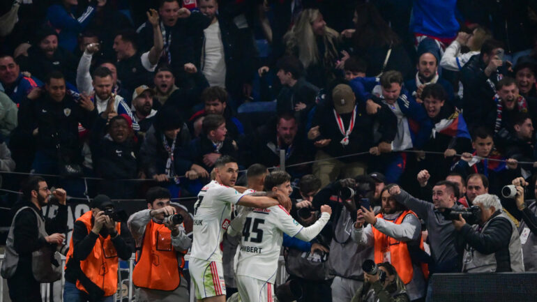 La joie des supporters de l'OL après le but de Rémi Himbert