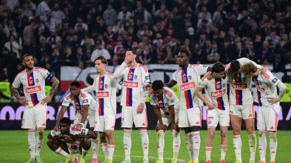 Les joueurs de l'OL lors de la séance des tirs au but contre le RC Lens