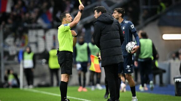 Paulo Fonseca reçoit un carton jaune lors du match entre Le Havre et l'OL