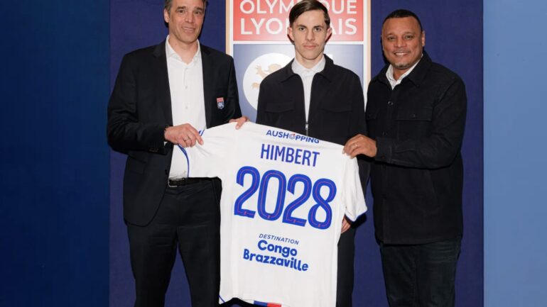 Rémi Himbert entouré par Michael Gerlinger à gauche et Matthieu Louis-Jean à droite pour son premier contrat pro avec l'OL