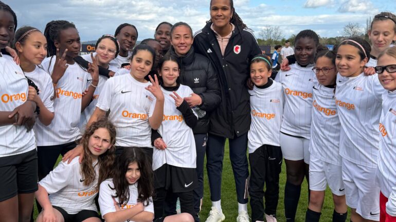 Wendie Renard et Selma Bacha (OL Lyonnes) avec de jeunes footballeuses à Chasselay